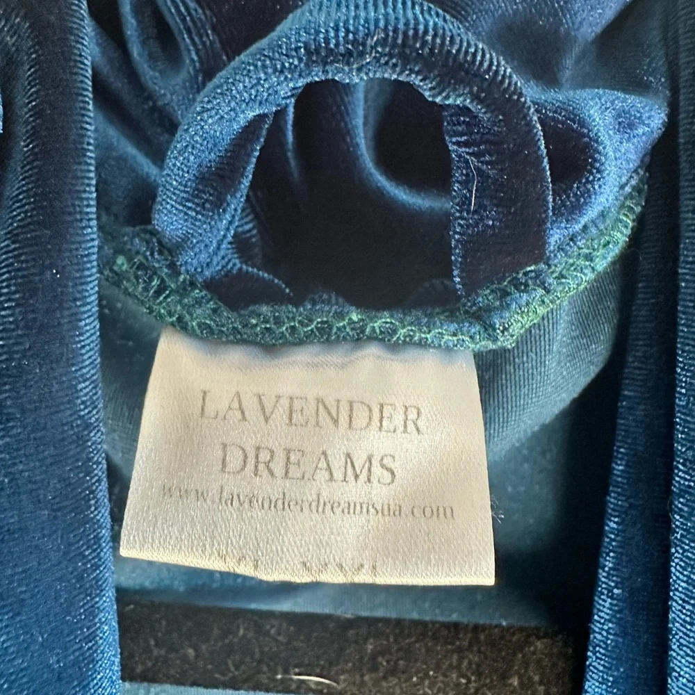 Elegant Blue Velvet Robe - Picture 3 of 5